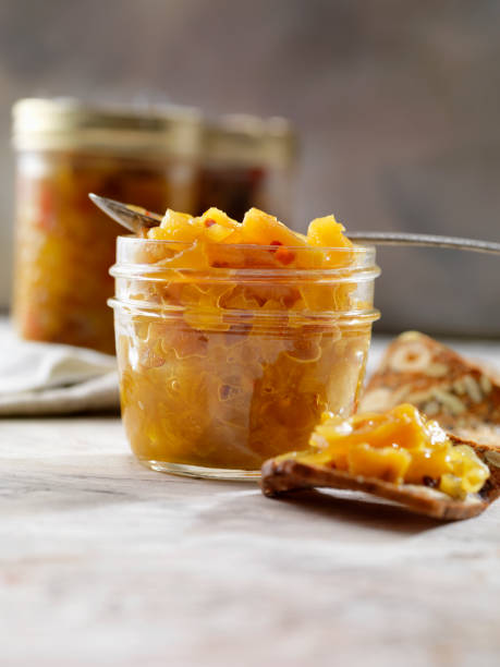 pineapple chutney with crackers - chutney imagens e fotografias de stock