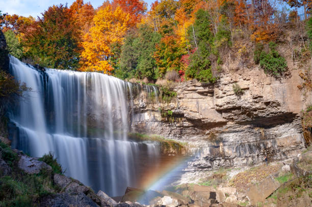 cachoeira no outono em hamilton, canadá - scenics waterfall autumn rock - fotografias e filmes do acervo