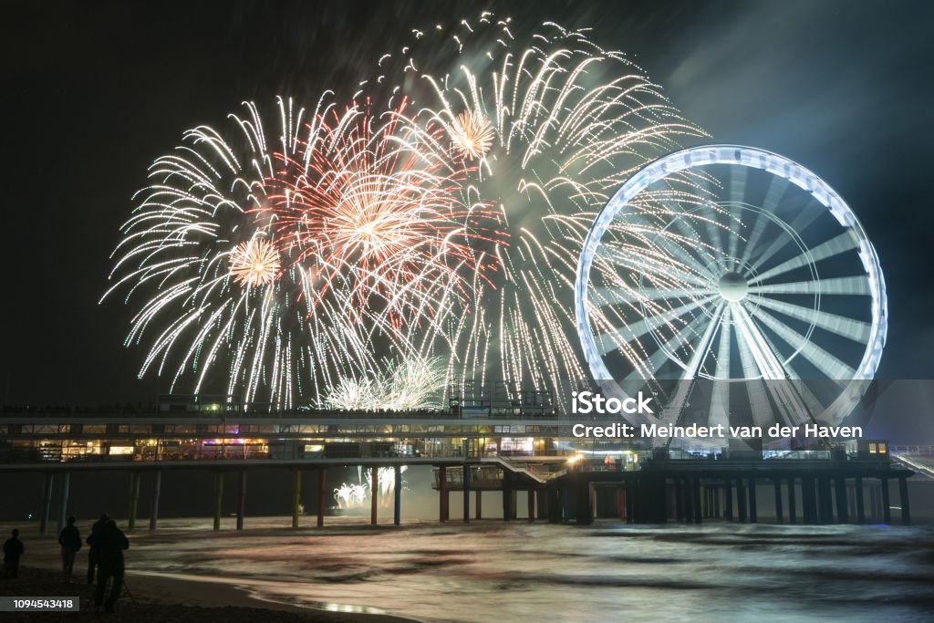 Mooie reflecties van de gekleurde wolken in het kalme water van het meer. - Royalty-free Nederland Stockfoto Mooie reflecties van de gekleurde wolken in het kalme water van het meer. - Royalty-free Nederland Stockfoto