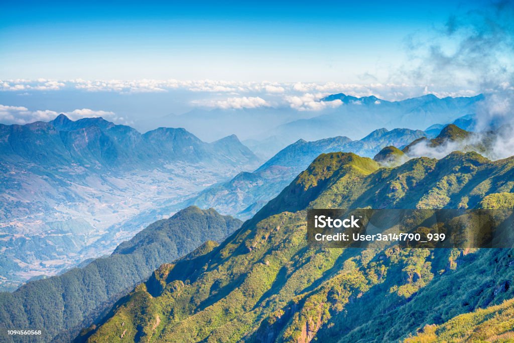 Puncak Tertinggi Di Vietnam Yaitu Gunung Pemandangan Indah Surga Di Bumi Fansipan Puncak Gunung Tertinggi Indochina Di Provinsi Sapa Lao Cai Utara Vietnam Foto Stok - Unduh Gambar Sekarang - iStock