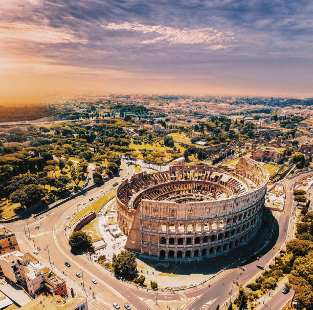 colosseum in rome en de ochtend zon, italië - mens gemaakte bouwwerken fotos stockfoto's en -beelden