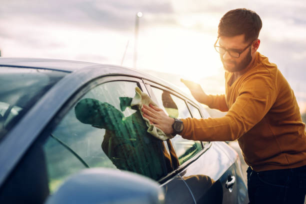 私は私の車を掃除が大好き - car cleaning ストックフォトと画像