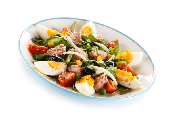 салат из тунца и овощей на белом фоне - tuna steak tuna steak olive oil стоковые фото и изображения