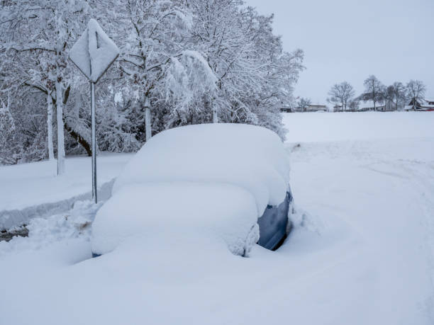 istock The car is completely too snowy 1094582338