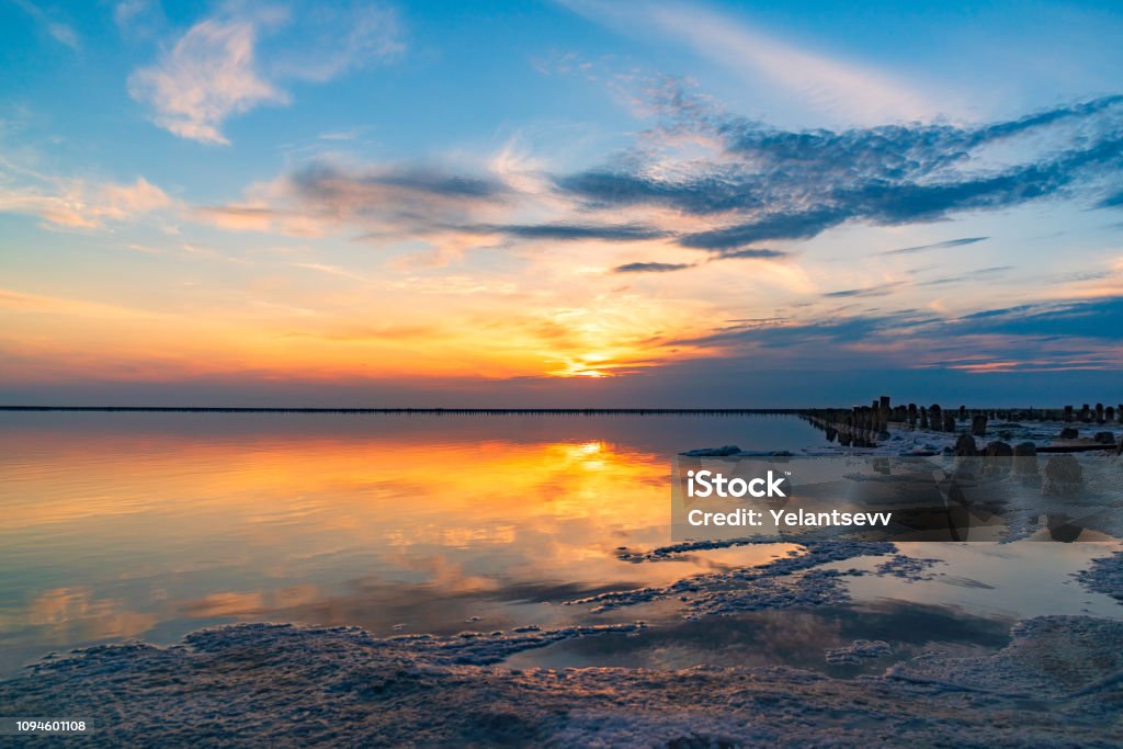 günbatımı pembe bir Tuz Gölü, eski bir maden pembe tuz çıkarımı için. ahşap mandal tuz ile büyümüş satır. - Royalty-free Arka planlar Stok görsel