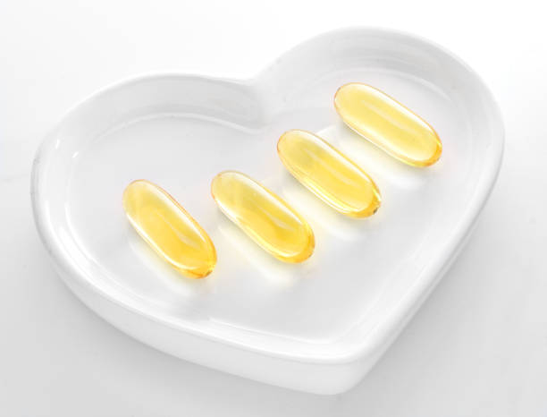 白い背景のオメガ 3 の丸薬。医療コンセプト。 - fish oil pill healthy lifestyle protection ストックフォトと画像