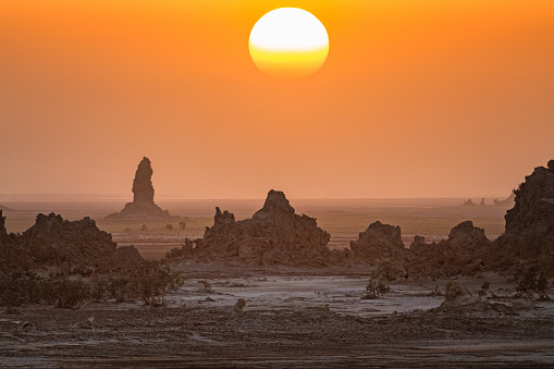 Puesta de sol paisaje con chimeneas de piedra caliza en el Lago Abbe Djibouti photo
