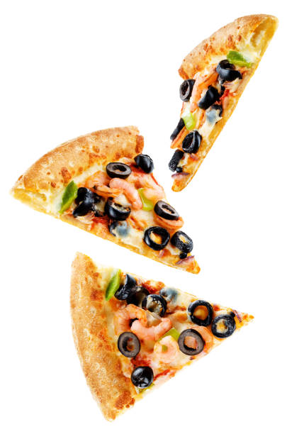 pizza mit shrimps, oliven, paprika und zwiebel isoliert - scheibe portion fotos stock-fotos und bilder