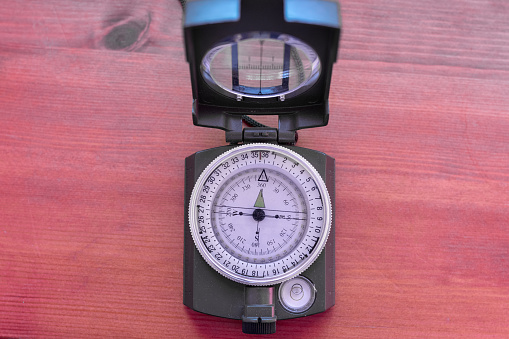 Navigational magnetic compass