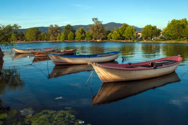 bateaux de pêche sur le lac d’iznik - iznik photos et images de collection