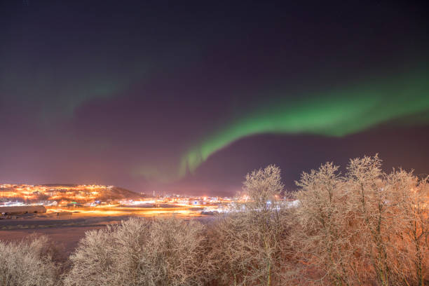 vue des aurores boréales dans le ciel nocturne, kirkenes, finnmark, norvège - lake night winter sky photos et images de collection