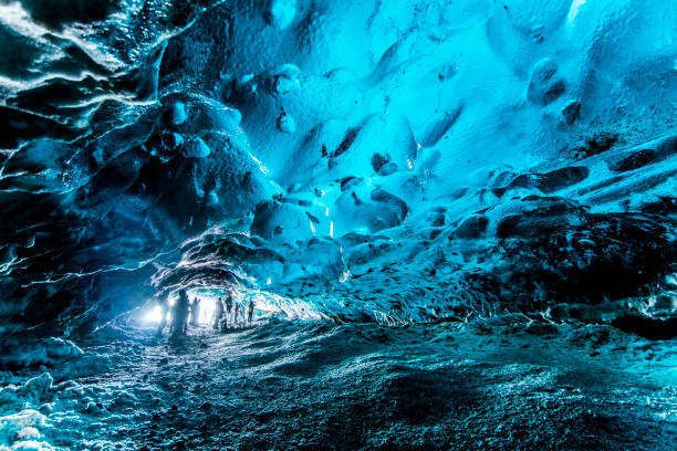 cave de vue à l’intérieur de la glace, islande - iceland nature glacier ice photos et images de collection