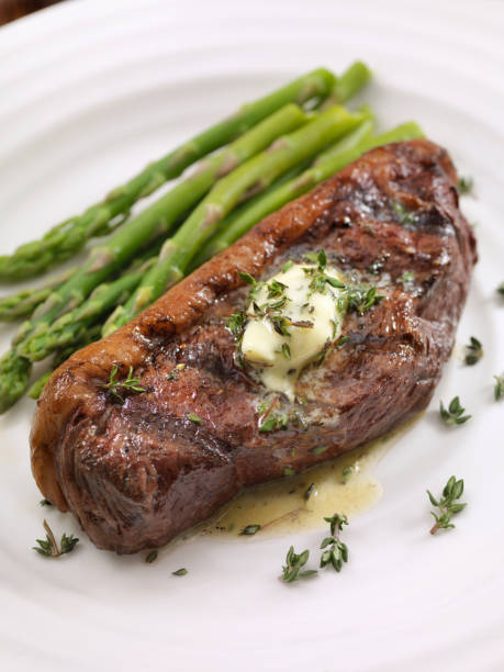 mittlere selten top sirloin-steak mit knoblauch-kräuterbutter - filet mignon steak gourmet fillet stock-fotos und bilder
