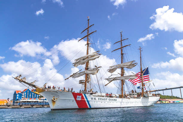 u. s. coast guard à curaçao - clipper guard photos et images de collection