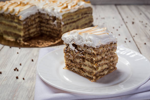 gâteau sablé à la crème avec le lait concentré, le chocolat et noix - victoria sandwich photos et images de collection