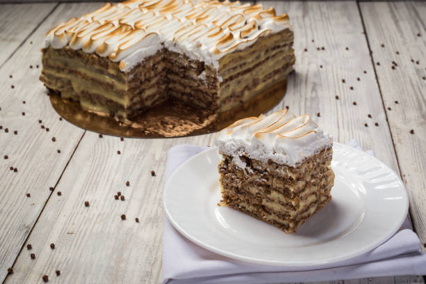 gâteau sablé à la crème avec le lait concentré, le chocolat et noix - victoria sandwich photos et images de collection