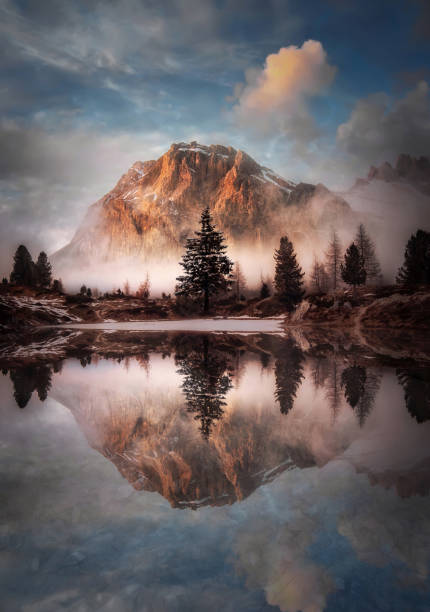 hermoso paisaje de passo di falzarego lago di limides - austria tirol cloud land fotografías e imágenes de stock