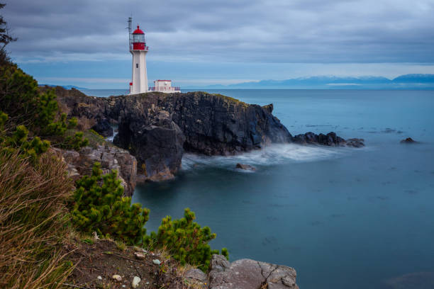 vancouver island - storm lighthouse cloudscape sea imagens e fotografias de stock