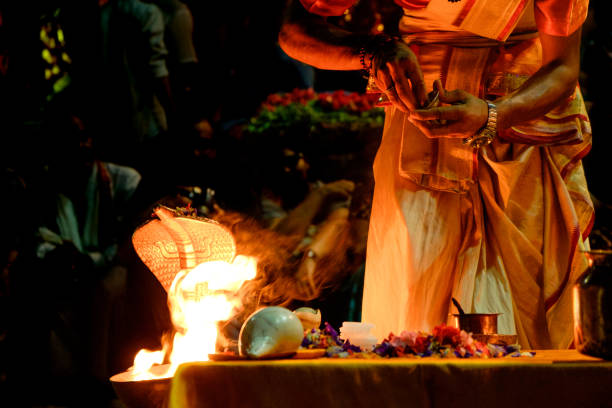 화재와 상징적인 뱀 매일 의식 ganga aarti 행사 수행 젊은 힌두교 성직자의 클로즈업 - cobra people india snake 뉴스 사진 이미지