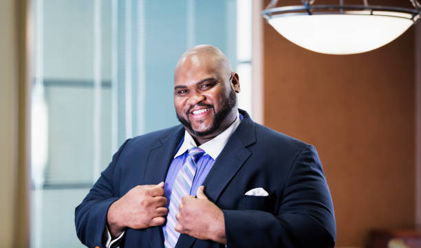 зрелый афро-американский бизнесмен с большим построить - overweight men suit business стоковые фото и изображения