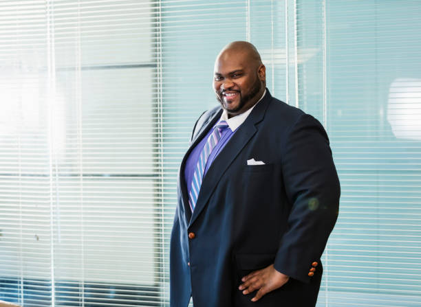 афро-американский бизнесмен с большим построить, ул�ыбаясь - overweight men suit business стоковые фото и изображения