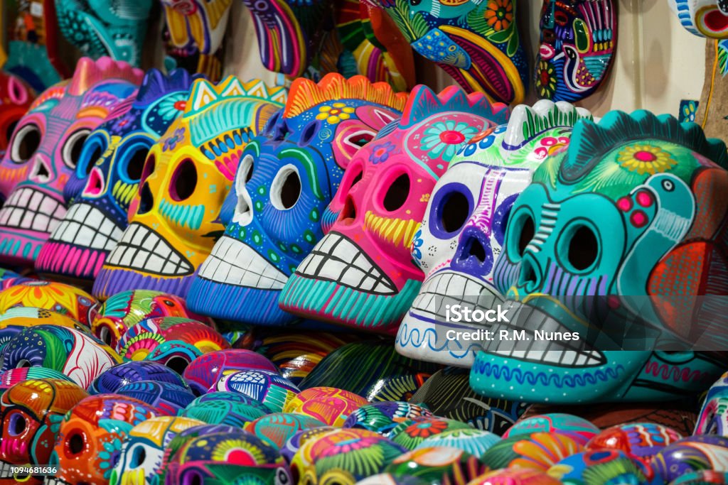 Cráneos coloridos en el mercadillo, San Miguel de Allende, México, el concepto de día de muertos - Foto de stock de Ciudad de México libre de derechos