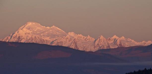 monte baker wilderness light - cascade range mountain alpenglow winter foto e immagini stock