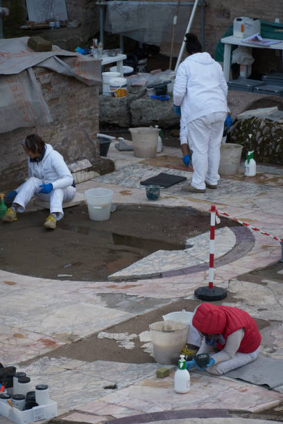 仕事で修復 - restoring painting working church ストックフォトと画像