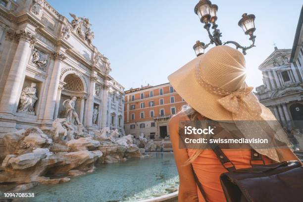 이탈리아 로마의 트레비 분수를 고민 하는 여성 로마-이탈리아에 대한 스톡 사진 및 기타 이미지 - 로마-이탈리아, 여행-주제, 이탈리아