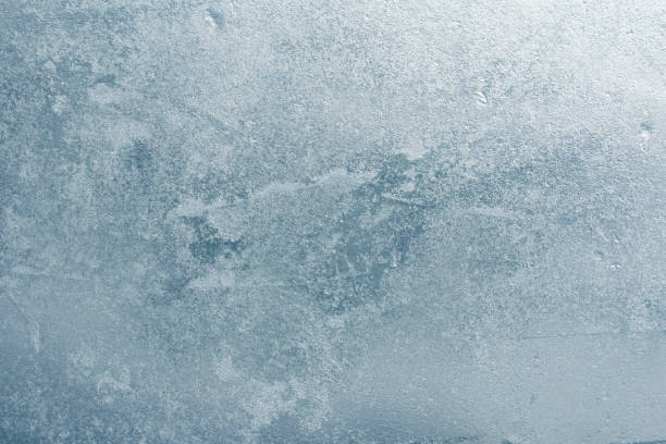 la consistenza del ghiaccio. l'acqua congelata. sfondo invernale - window frost foto e immagini stock