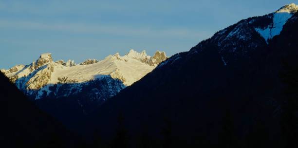 luce a cascata nord - cascade range mountain alpenglow winter foto e immagini stock