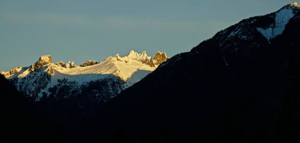 angolo intervallo picchetto - cascade range mountain alpenglow winter foto e immagini stock