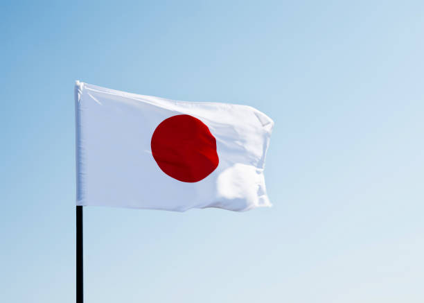 bandera de japón ondeando en el viento - japanese flag japan flag white fotografías e imágenes de stock