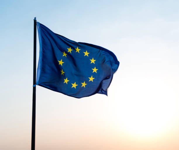 flaga unii europejskiej macha na wietrze - european parliament government flag europe zdjęcia i obrazy z banku zdjęć