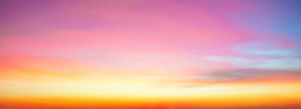 schönes panorama von hellem himmel und wolken am morgen hintergrund. himmel rosa und blaue farben - air nature high up pattern stock-grafiken, -clipart, -cartoons und -symbole