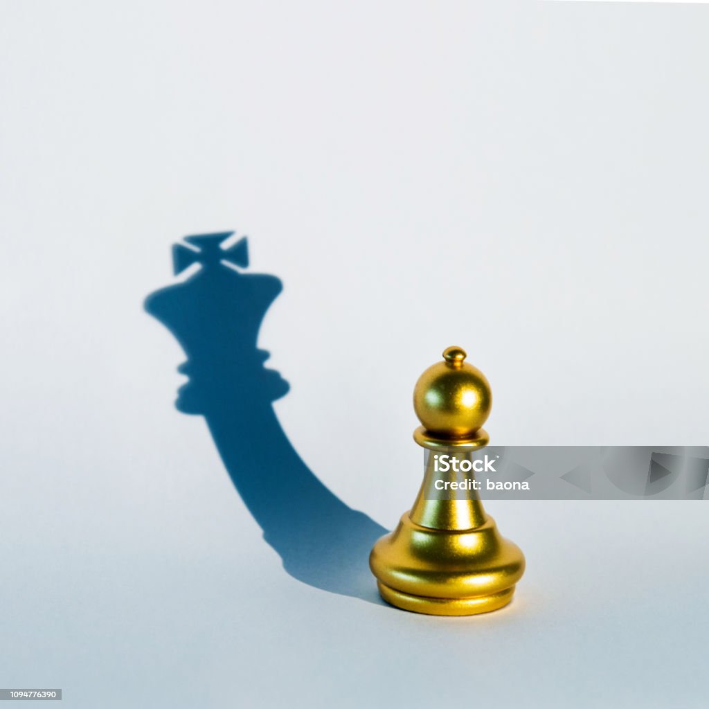 peão de xadrez com sombra em forma de rei.