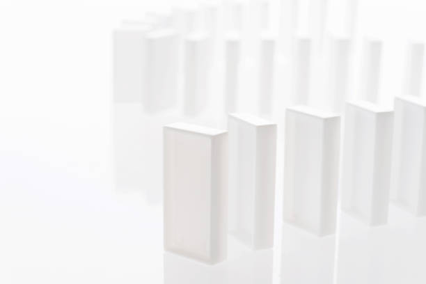 pièces de domino sur fond blanc - domino sport leisure activity group of objects photos et images de collection