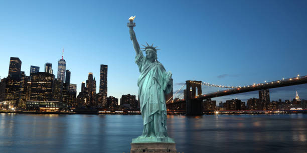 статуя свободы с бруклинским мостом манхэттена в центре города небоскребы нью-сша - statue of liberty usa new freedom стоковые фото и изображения