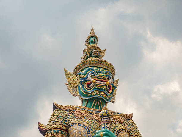 gigante la parte anteriore del cancello con cielo nuvoloso nel tempio wat phrakaew bangkok città thialand - wat thailand demon tourism foto e immagini stock