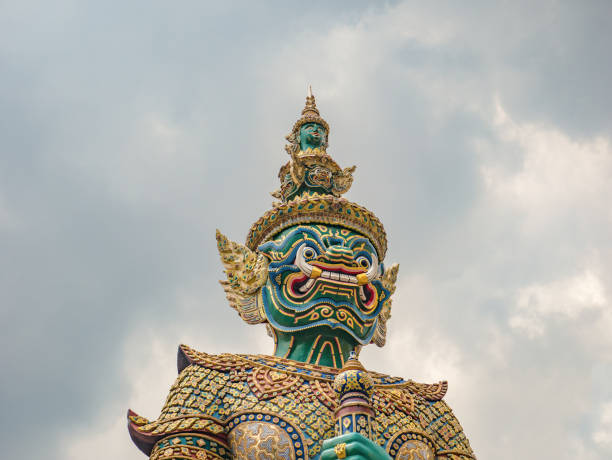 ワット ・ phrakaew 寺バンコク市��タイで空の雲門の正面の巨大な - wat thailand demon tourism ストックフォトと画像
