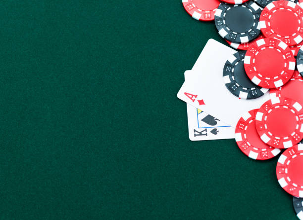 as ve kral poker fişleri ile - karo ası stok fotoğraflar ve resimler