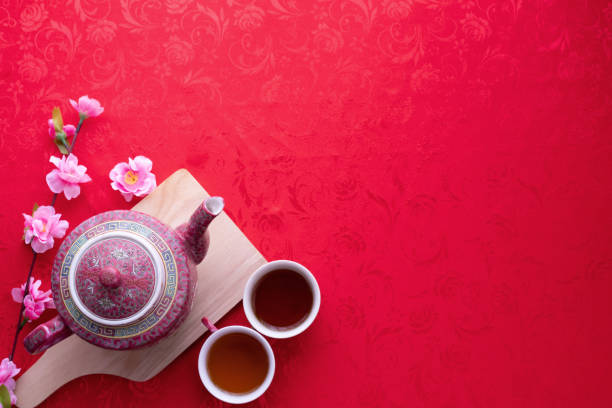 taza de té con espacio de copia de texto sobre fondo de textura rojo, fondo año nuevo chino. - green tea cherry blossom china cup fotografías e imágenes de stock