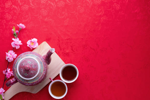 붉은 질감 배경, 중국 새 해 배경 텍스트 복사 공간으로 차 한잔. - green tea cherry blossom china cup 뉴스 사진 이미지