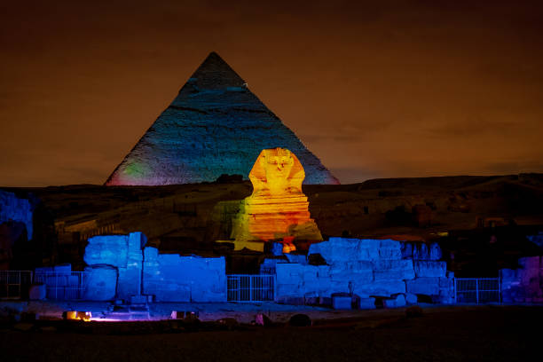 notte d'egitto alle piramidi con la sfinge illuminata nell'altopiano di giza il cairo - sphinx night pyramid cairo foto e immagini stock