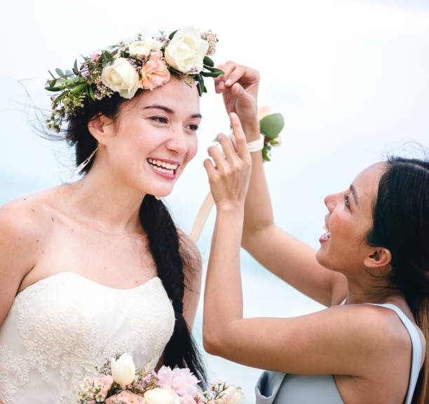 cheerful bride at the beach - coroa de flores imagens e fotografias de stock