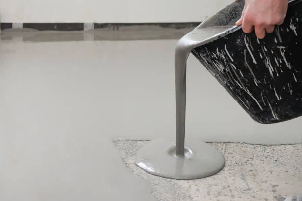 Self-leveling epoxy. Leveling with a mixture of cement floors Self-leveling epoxy. Leveling with a mixture of cement floors shaping room stock pictures, royalty-free photos & images