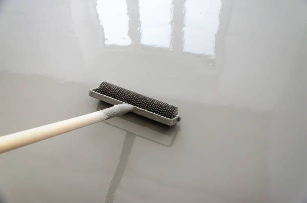istock Self-leveling epoxy. Leveling with a mixture of cement floors with a roller 1094824004
