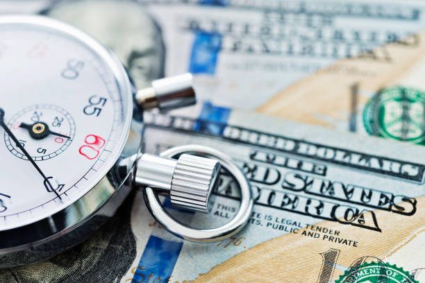 미국 달러에 초시계 - finance photography us currency stopwatch 뉴스 사진 이미지