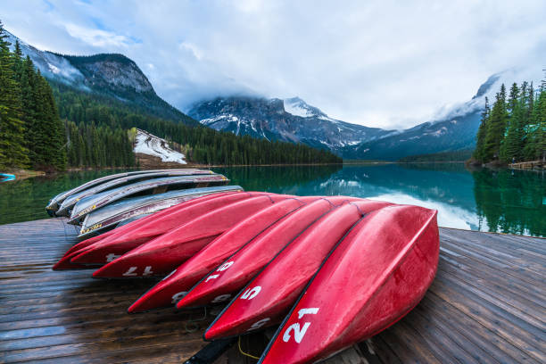 kayak de lac moraine - landscape national park lake louise moraine lake photos et images de collection