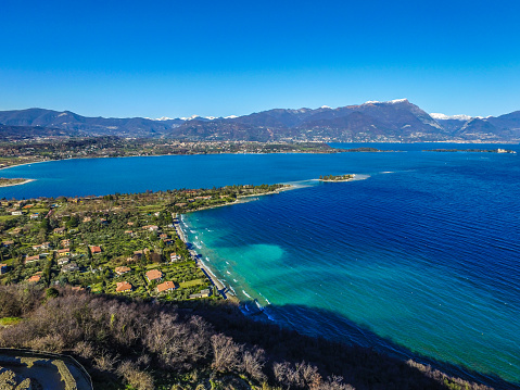 Vista aérea de Drone, Rocca di Manerba - lago de Garda photo